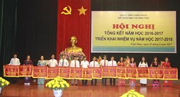 Đồng chí Vũ Việt Văn-Tỉnh ủy viên, Phó Chủ tịch UBND tỉnh trao Cờ thi đua cho các đơn vị có thành tích xuất sắc năm học 2016-2017